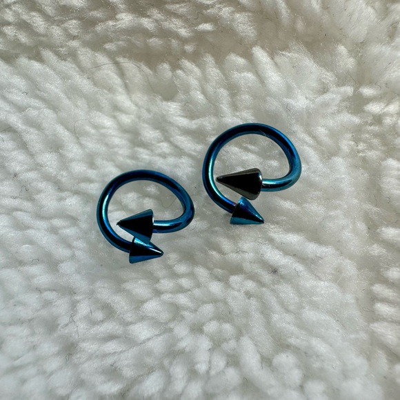 2 twist piercings - Picture 4 of 7